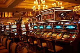 Captain's Bounty slot game interface showing payline structure and bet controls